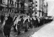 Колонна пленных германских солдат на проспекте Сталина (Ленина) в Мурманске. 1945.