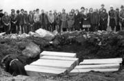 Погребение останков советских воинов на высоте 258.3. Фото 1980 г. Архив Л. Журина 