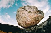 «Летучий» камень в районе мыса Малонемецкий Фото М. Борисенко. Архив В. А. Мацак 