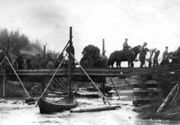 Советские войска входят в Петсамо по временно построенному мосту. Октябрь 1944. Из фондов ПКМ 