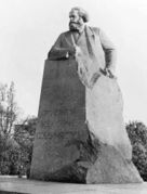 Л. Е. Кербель. Памятник К. Марксу в Москве. Гранит. Открыт в 1961.