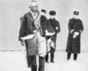 Амундсен направляется к дирижаблю «Норвегия», стоящему на старте к Северному полюсу. 11 мая 1926 г.