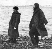 К. Симонов (справа) и комиссар 104-го пушечно-артиллерийского полка Д. И. Еремин на п-ове Средний. Окт. 1941 Из фондов МИНО 