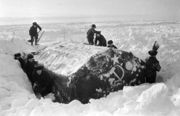 Палатка первой дрейфующей научной станции «Северный полюс-1» через два дня после установки