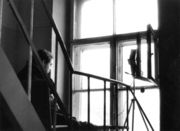 Сотрудник КГБ с помощью спецаппаратуры следит за демократическим митингом; г. Мурманск, здание бывшего ГУ «Севрыбы», 4-й этаж, черная лестница, 1991 Фото Л. Белозеровой 