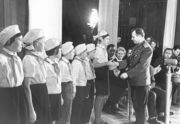 Пионеры приветствуют Ю. А. Гагарина в ДК им. С. М. Кирова. 1965 г. Источник: МОКМ 