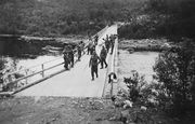 Немецкие егеря на мосту через реку. 1942