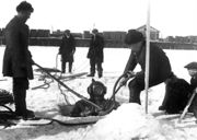 Зимние спуски водолазов за Полярным кругом. Фото конца 1930-х гг. Из кн.: Боровиков П. А. Иллюстрированная история водолазного дела России 