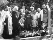 Протоиерей Сергий Кульчинский (второй слева) на могиле брата, митрофорного протоиерея Владимира Кульчинского