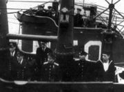 Капитан 2 ранга И. Фисанович (в центре) во время приема подводной лодки В-1 в Лервике (Великобритании). Последнее фото, 1944. Из кн.: Военные моряки – герои подводных глубин 