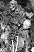 Останки морского пехотинца Егора Лиханина. Обнаружены на высоте 264.3 хребта Муста-Тунтури. 1981 г. Архив Л. Журина 
