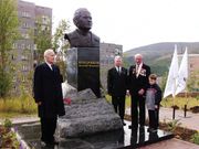 Открытие памятник А. И. Кондрикову в Кировске. 27 августа 2004