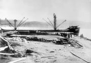 Разгрузка судна со строительными материалами в Печенгской губе, у причала в Трифоново. Фото 1946 г. Из фондов ПКМ 