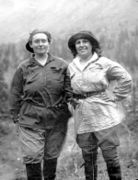 Воробьева О. А. (справа) с коллегой Н. Н. Гудковой в Хибинах (1929 г.)