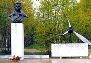 Кола. Памятник В. Миронову на проспекте его имени