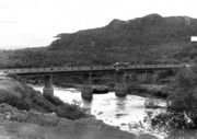 Река Печенга у церкви Рождества Христова (п. Печенга). Мост построен после ВОВ. На заднем плане справа — гора Малая Спасительная. 1960-е гг.