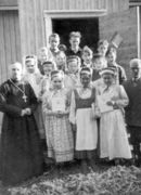 Священник Ряме в Севеттиярве с саамами. 1953 Из кн.: Petsamon ja Lapin pappi. 2002 
