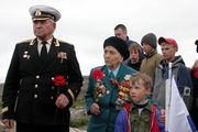 Ветераны ВОВ и молодежь на Рыбачьем Фото М. Борисенко 