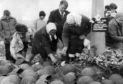 Вдова и дочь Будникова возлагают цветы на братскую могилу на высоте 258.3. Фото 1982 г. Архив Л. Журина 