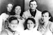 1959 г. На дежурстве в летной столовой. Ю. Гагарин с работниками столовой Архив С. Н. Дащинского 