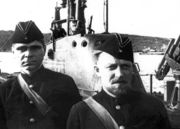 Командир подводной лодки Щ-401 капитан-лейтенант Аркадий Моисеев (справа). Полярный, 1941 Из кн.: Подводный флот России 