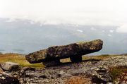 Сейд на склоне горы Нинчурт (785 м). Ловозерские тундры, 2000 г. Архив А. В. Беляева 
