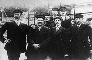 Кучин Александр Степанович (в первом ряду третий слева) среди участников экспедиции на борту судна «Фрам»