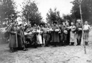 Доставка пасхальных куличей на передовые позиции; деревня Виптан, 1917 Архив ПЦД 