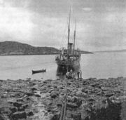 Военный транспорт «Бакан» пополняет запасы пресной воды. Губа Тюва, 1913